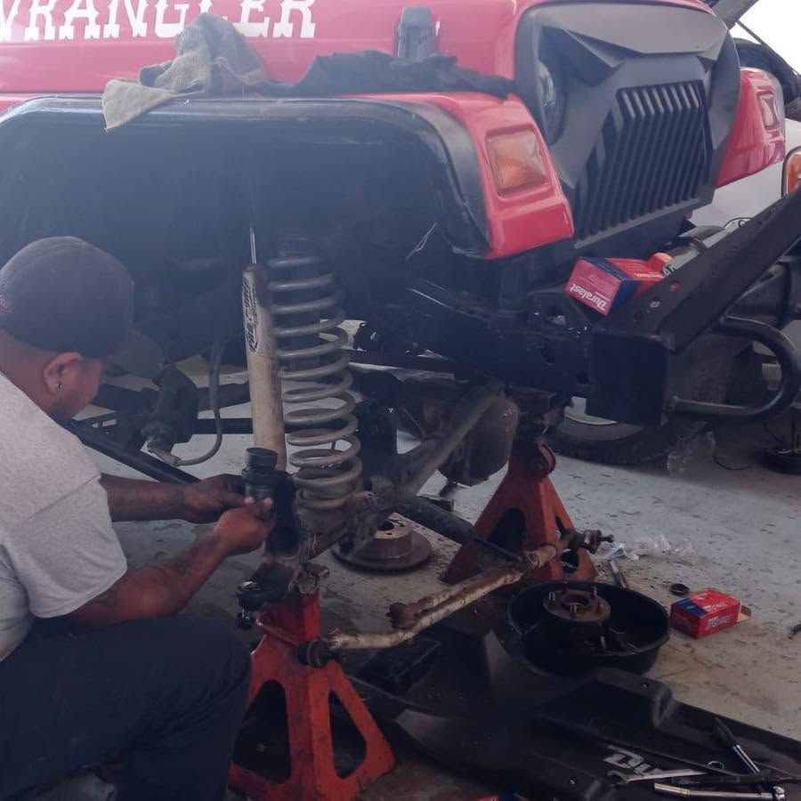 Mecánico realizando afinación